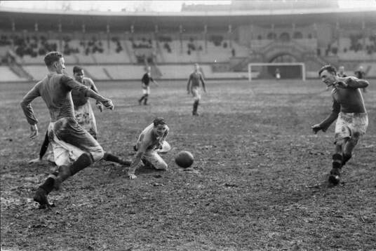Fotboll, AIK-Eskilstuna Kamraterna framför Eskilstunas