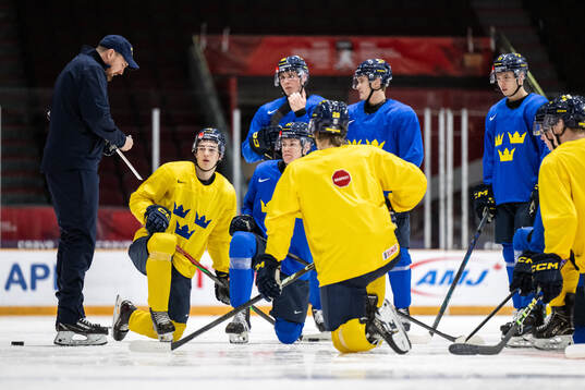 Assistant coach Gereon Dahlgren talks to players of Sweden