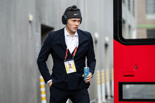Theo Lindstein of Sweden arrives to the arena