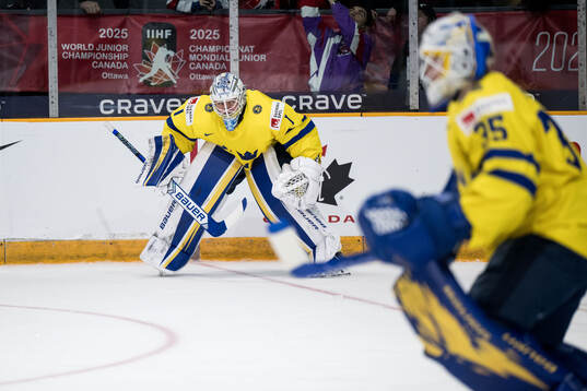 Goaltender Marcus Gidlöf and goaltender Melker Thelin of