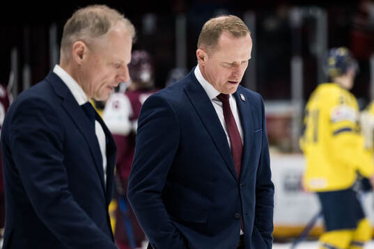 Head coach Magnus Hävelid of Sweden and Head coach Artis