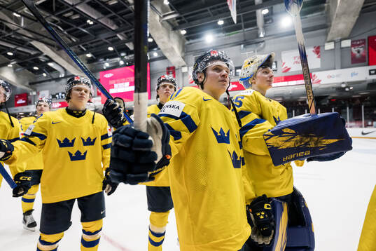 Zeb Forsfjäll and goaltender Melker Thelin of Sweden