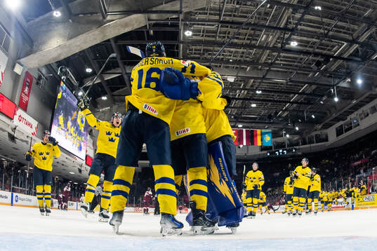 Felix Unger Sörum and goaltender Melker Thelin of Sweden