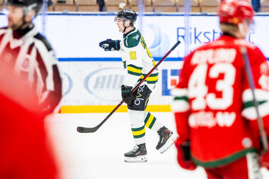 Östersunds Lucas Pettersson jublar