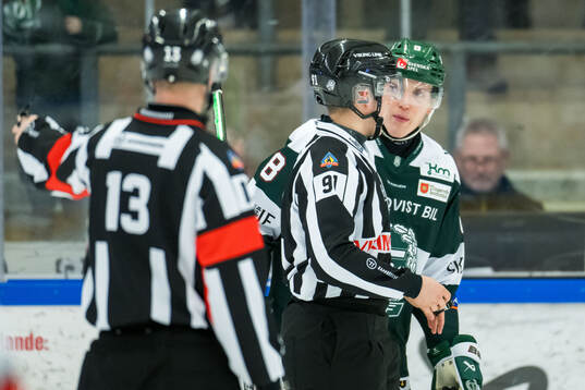 Tingsryds Christian Bull diskuterar med domarna