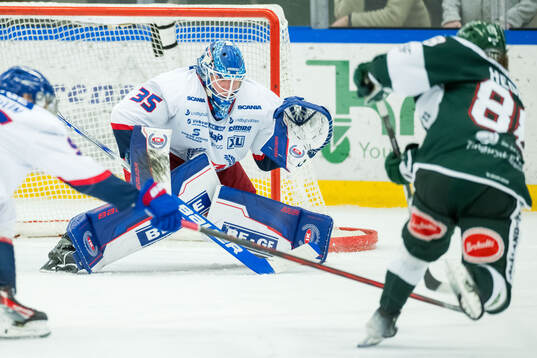 Oskarshamns målvakt Emil Kruse och Tingsryds Linus Hedman