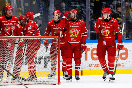 Almtunas Marcus Karlström jublar med lagkamrater
