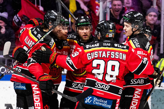 Luleås Linus Omark jublar med lagkamrater