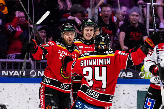 Luleås Linus Omark jublar med Pontus Andreasson och