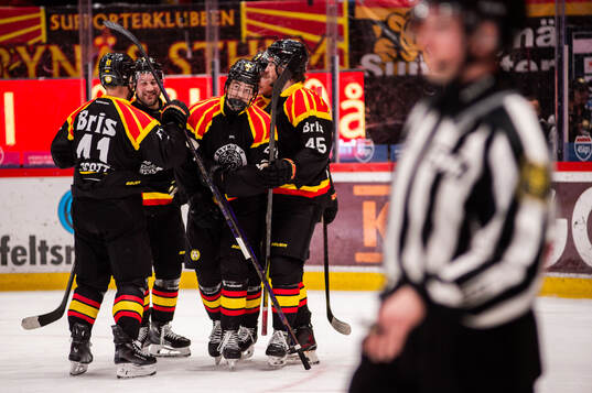 Brynäs Gustav Hillström jublar med lagkamrater