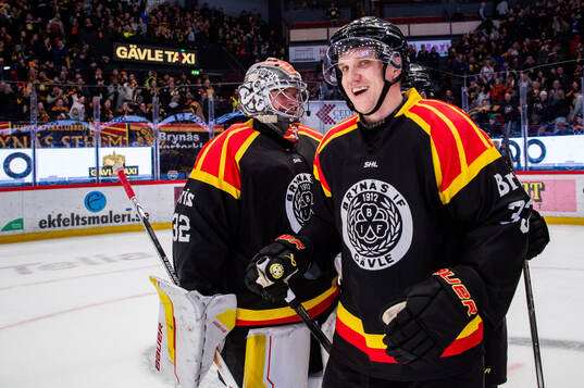 Brynäs målvakt Ludvig Persson och Jakob Silfverberg jublar