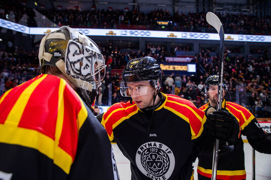 Brynäs målvakt Ludvig Persson opch Christian Djoos jublar