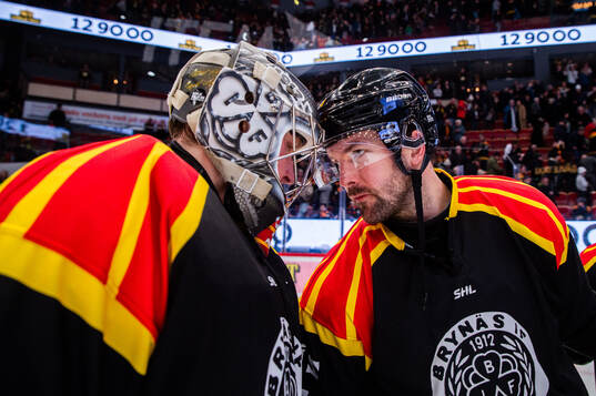 Brynäs målvakt Ludvig Persson och Simon Bertilsson jublar