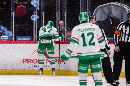 Rögles Albin Sundsvik lämnar isen med skada