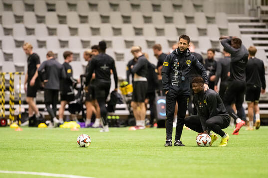 Assisterande tränare Javier Agenjo Duran och Terry Yegbe