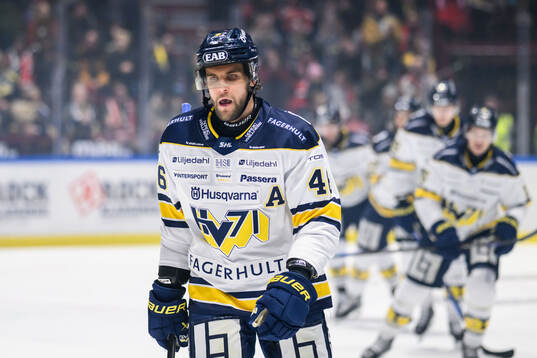 HV71s Joona Luoto jublar