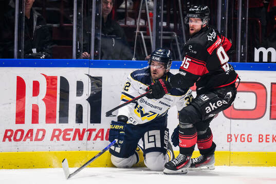 HV71s Oscar Engsund och Malmö Redhawks Carl Persson