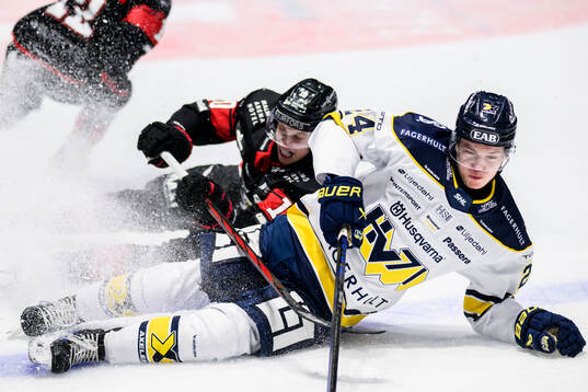 Malmö Redhawks William von Barnekow och HV71s Oscar Fisker