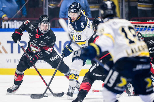 Malmö Redhawks Joseph Berger och HV71s Tanner Kero
