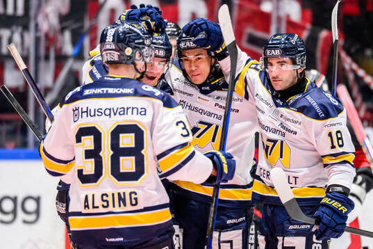 HV71s Jonathan Ang och Joseph Laleggia jublar