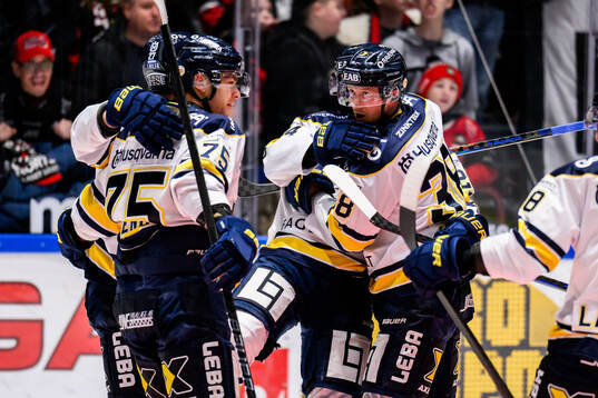 HV71s Radan Lenc och Olle Alsing jublar
