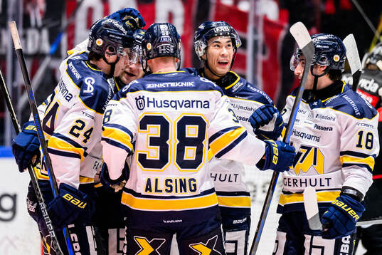 HV71s Jonathan Ang jublar