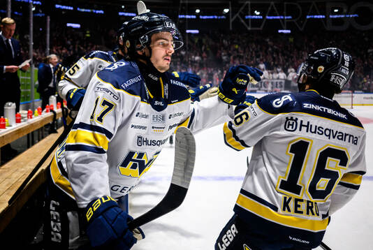 HV71s Isac Brännström och Tanner Kero jublar