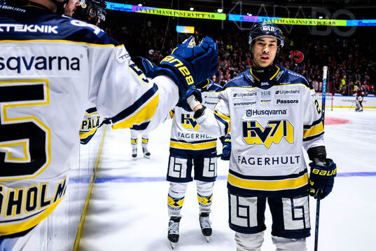 HV71s Jonathan Ang jublar