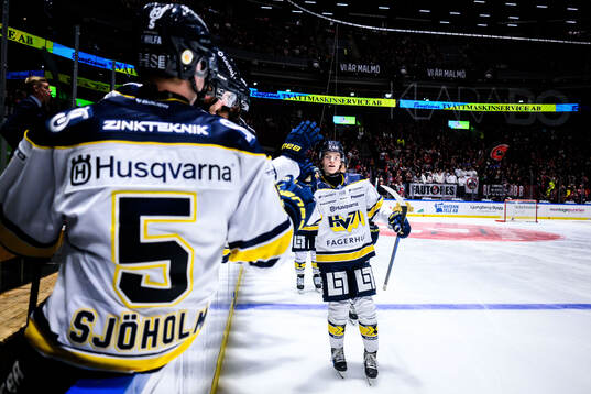 HV71s Andre Petersson jublar
