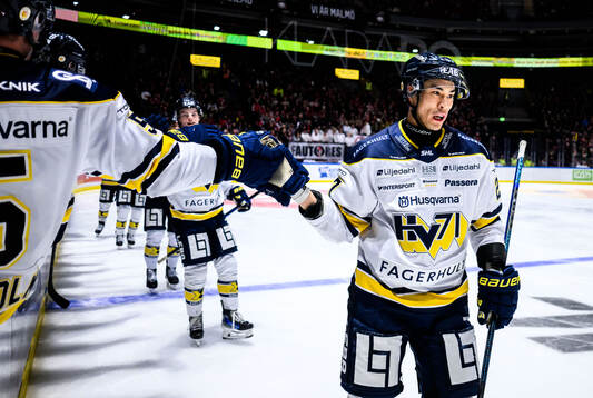 HV71s Jonathan Ang jublar