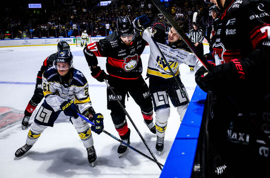 Malmö Redhawks Johan Ivarsson och HV71s Tanner Kero