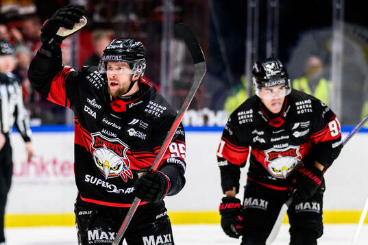 Malmö Redhawks Carl Persson jublar 3-4