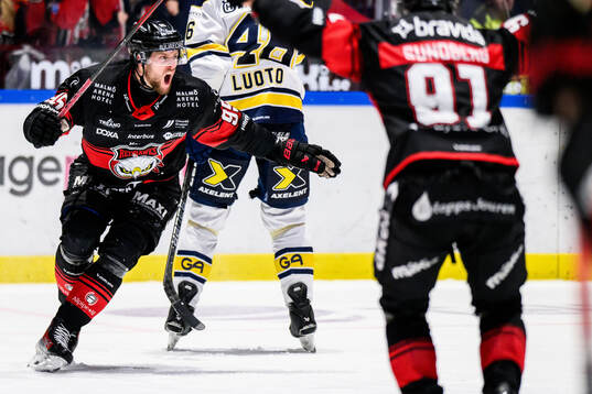 Malmö Redhawks Carl Persson jublar