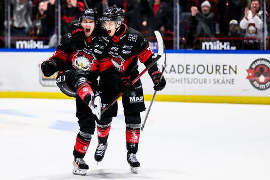 Malmö Redhawks Nikola Pasic och Jakub Galvas jublar