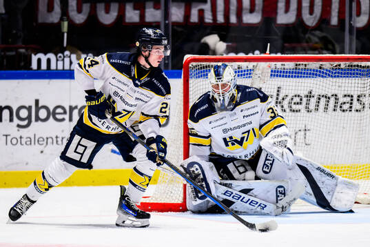 HV71s Oscar Fisker Molgaard och målvakt Olof Glifford