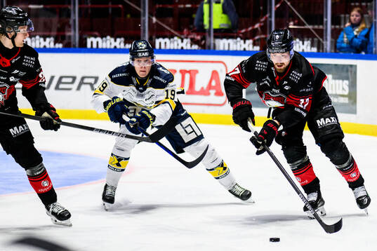 HV71s Henrik Borgström och Malmö Redhawks Johan Ivarsson