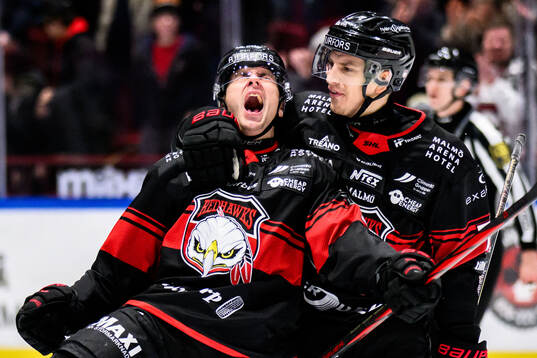 Malmö Redhawks Nikola Pasic och Jakub Galvas  jublar