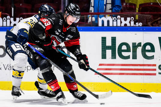 HV71s Oscar Engsund och Malmö Redhawks Fredrik Händemark