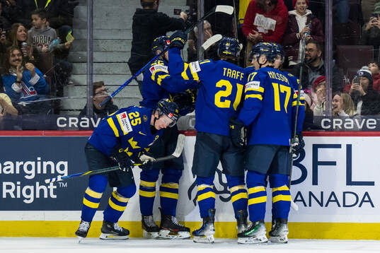 Otto Stenberg celebrate with teammates
