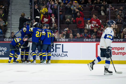 Otto Stenberg celebrate with teammates