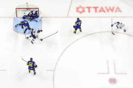 Axel Hurtig, goaltender Melker Thelin, David Edstrom and