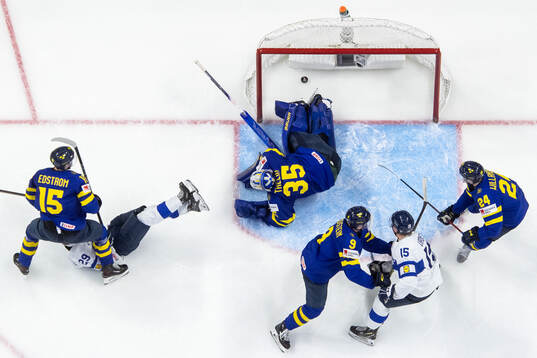 Arrtu Alasiurua of Finland score 2-3 in competition with