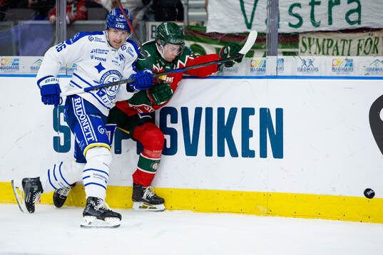 Leksands Patrik Norén tacklar Frölundas Noah Hasa