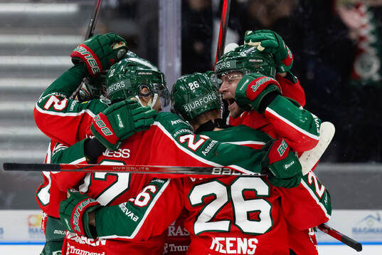 Frölundas Christian Folin jublar med lagkamrater