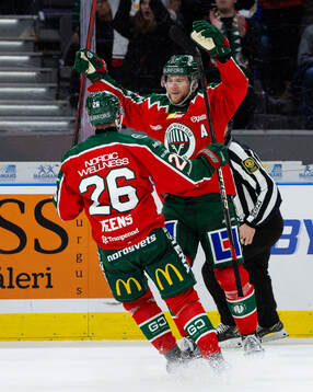 Frölundas Christian Folin jublar ihop med Isac Heens