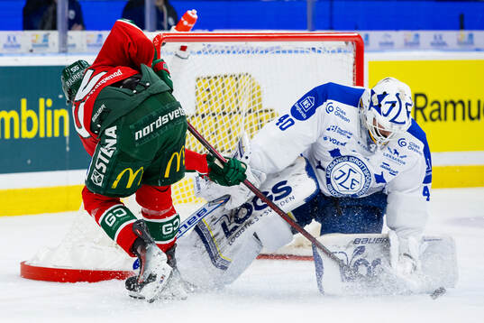 Leksands målvakt Mantas Armalis räddar ett avslut från
