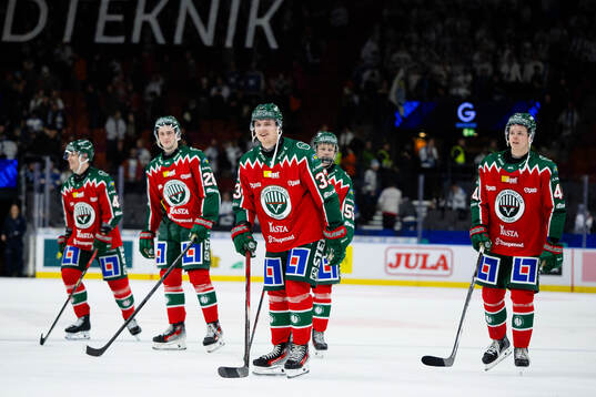 Frölundas spelare jublar och tackar publiken