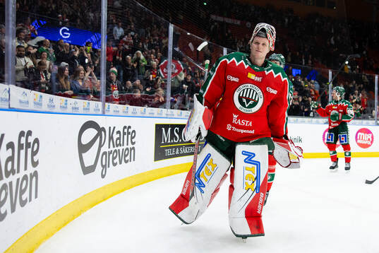 Frölundas målvakt Lars Johansson jublar och tackar