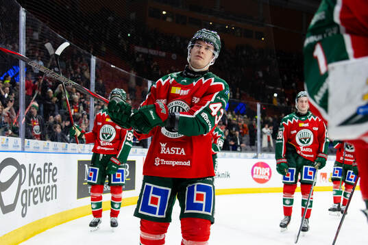 Frölundas Tom Nilsson  jublar och tackar publiken