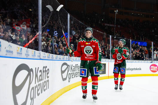 Frölundas Filip Cederqvist och Erik Thorell jublar och